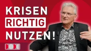 Hartmut Guhe, Beirat der nowinta Finanzgruppe, im Gespräch neben dem Schriftzug „Krisen richtig nutzen!“